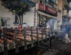 "ციკნოპემპტი" საბერძნეთში - დღეს დილიდან ყველა უბანში ტონობით ხორცს წვავენ