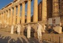 ბერძნები ტურისტების დასჯას ითხოვენ, რადგან ძველბერძნულ სამოსში გამოეწყვნენ და აკროპოლზე განთავსდნენ