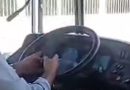 უსაფრთხოება საბერძნეთის საჯარო ტრანსპორტში: მძღოლი ავტობუსს მართავს და თან მესიჯებს აგზავნის